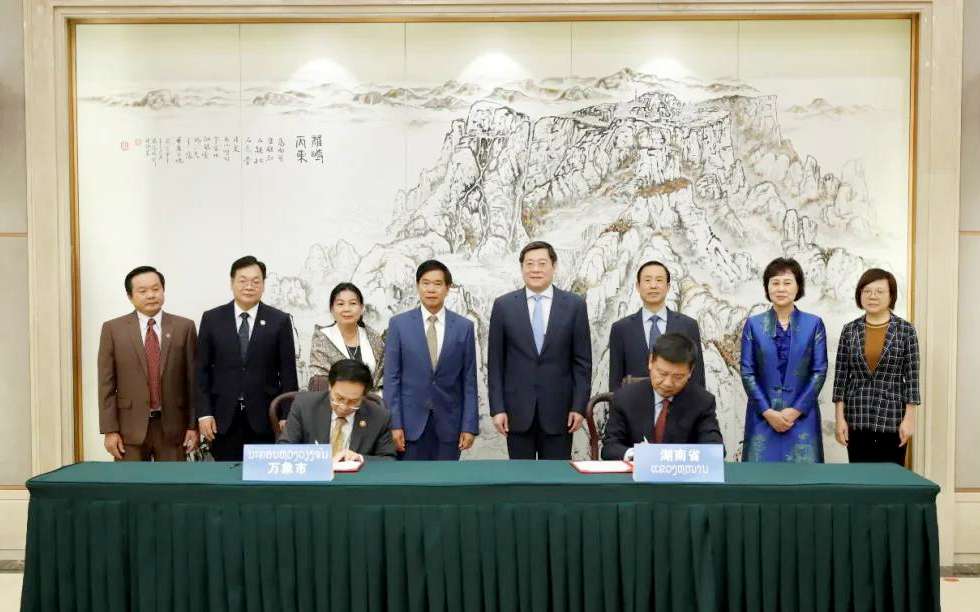 bet8环境向老挝万象捐赠7台环卫设备，助力“一带一路”建设