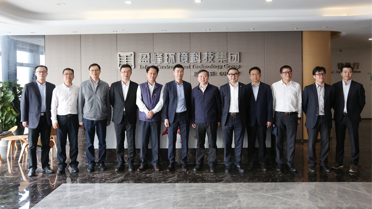拉萨市委副书记、市长朱伟一行莅临bet8环境调研领导