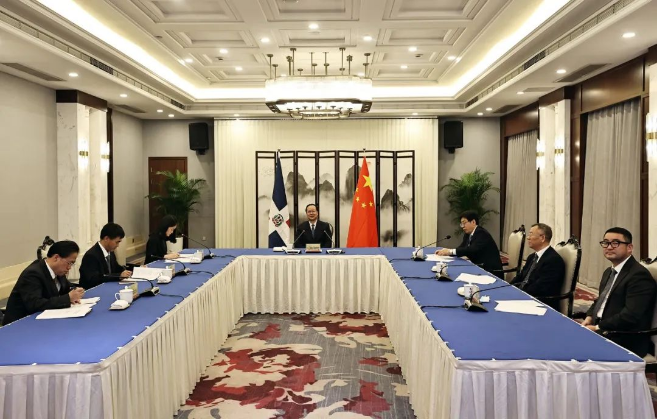 bet8环境“助力”多米尼加清运垃圾，毛伟明省长出席线上交代典礼
